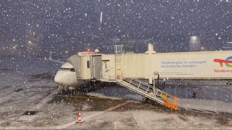 Neige à l'aéroport d'Orly (94) ce jeudi 19 janvier 2023 en soirée