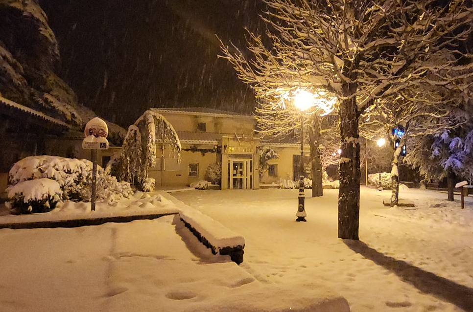 Plan-d'Aups-Sainte-Baume (13) sous la neige en soirée du dimanche 26 février 2023 - © mairie