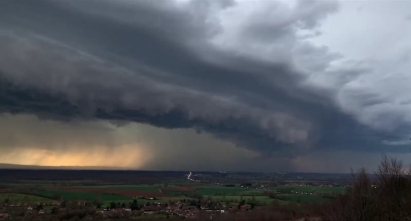 Arcus à l'arrivée d'un orage en Saône-et-Loire ce lundi 13 mars 2023