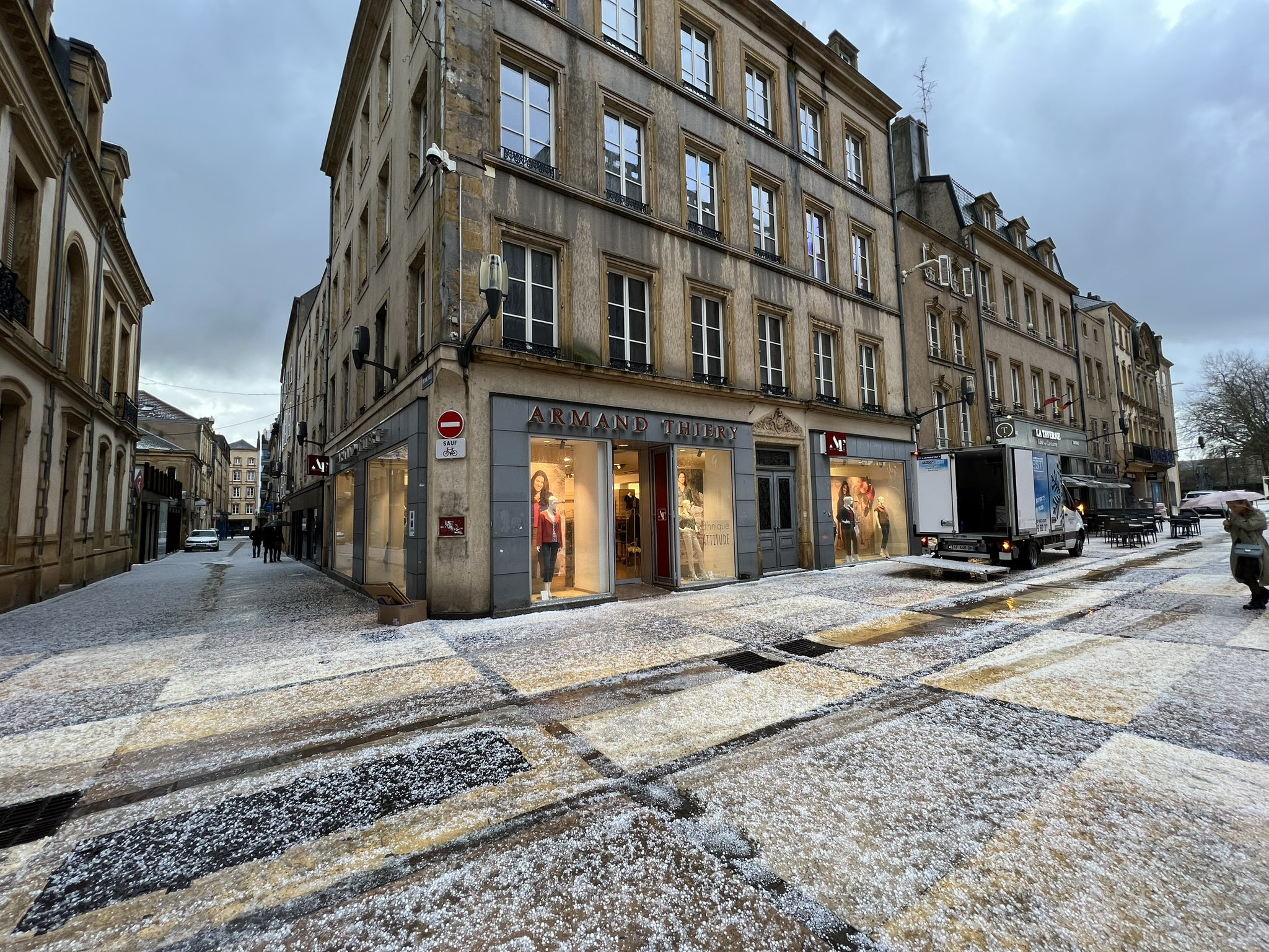 Les rues de Metz (57) recouvertes par la grêle ce vendredi 31 mars 2023