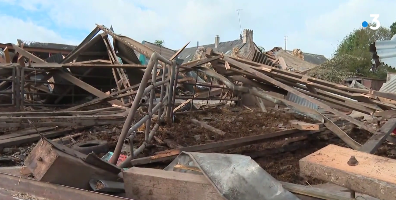 Hangar agricole détruit par la tornade à Juvigné en Mayenne