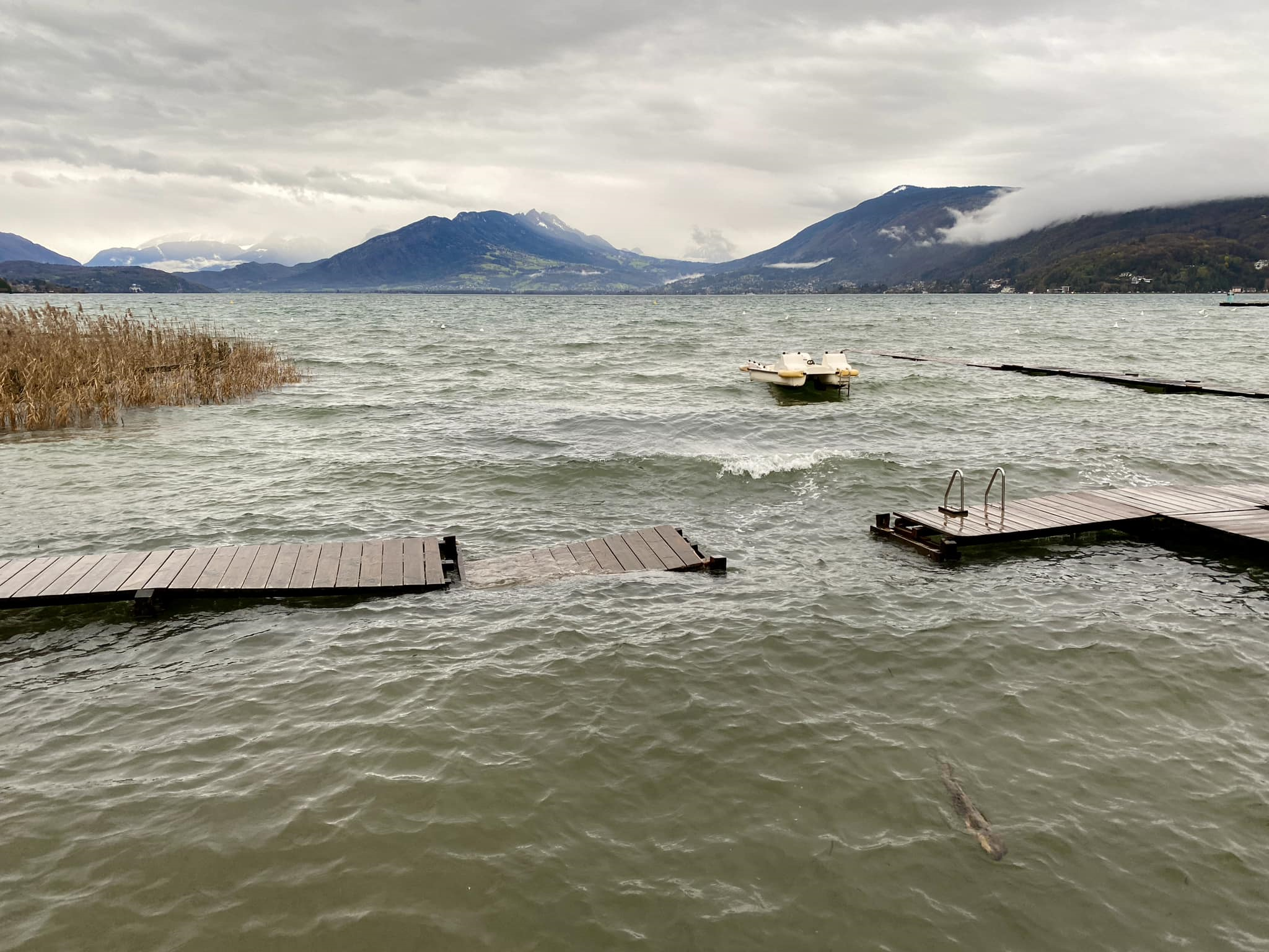 Crue du lac d'Annecy (74) ce mardi 12 décembre 2023