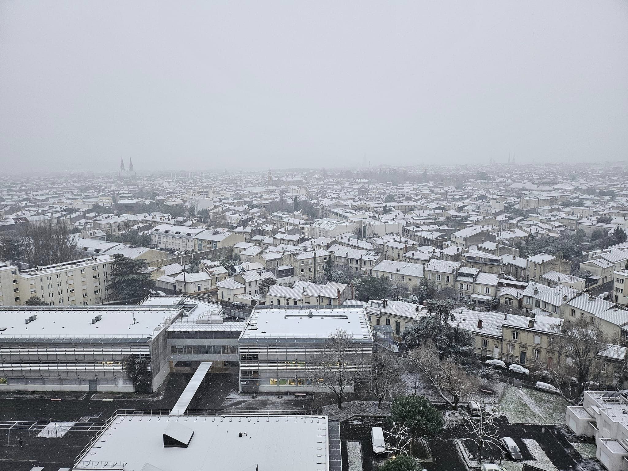 Bordeaux (33) blanchie par la neige en matinée du mercredi 10 janvier 2024 