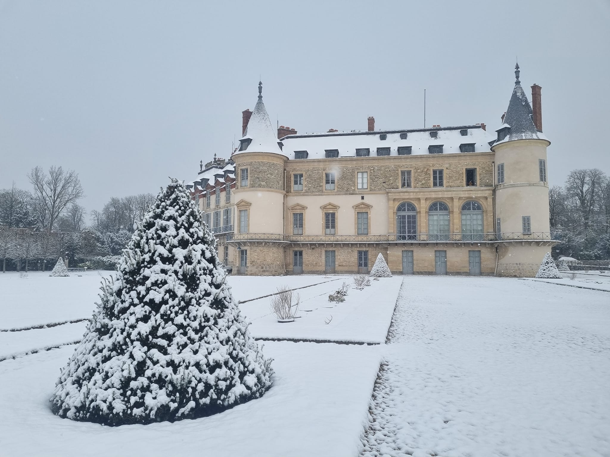 Château de Rambouillet (78) sous la neige ce mardi 9 janvier 2024