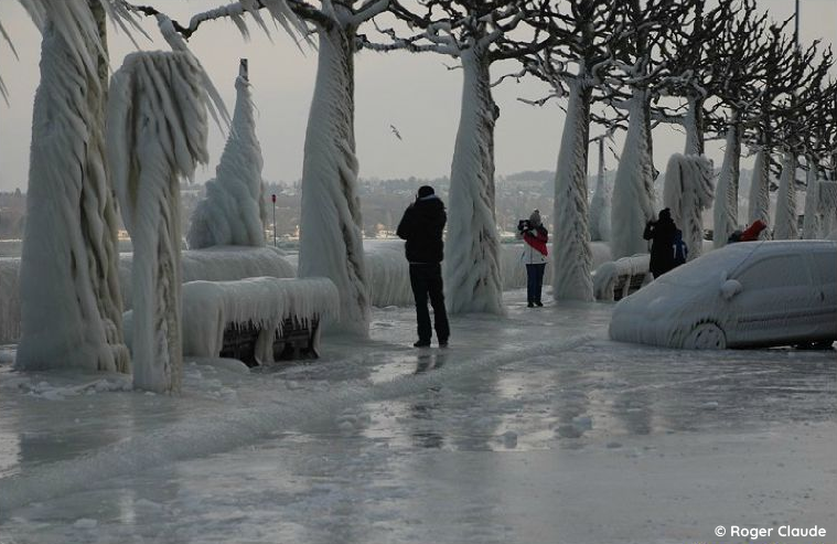 Versoix sur les bords du lac Léman figé dans la glace durant la vague de froid de février 2012