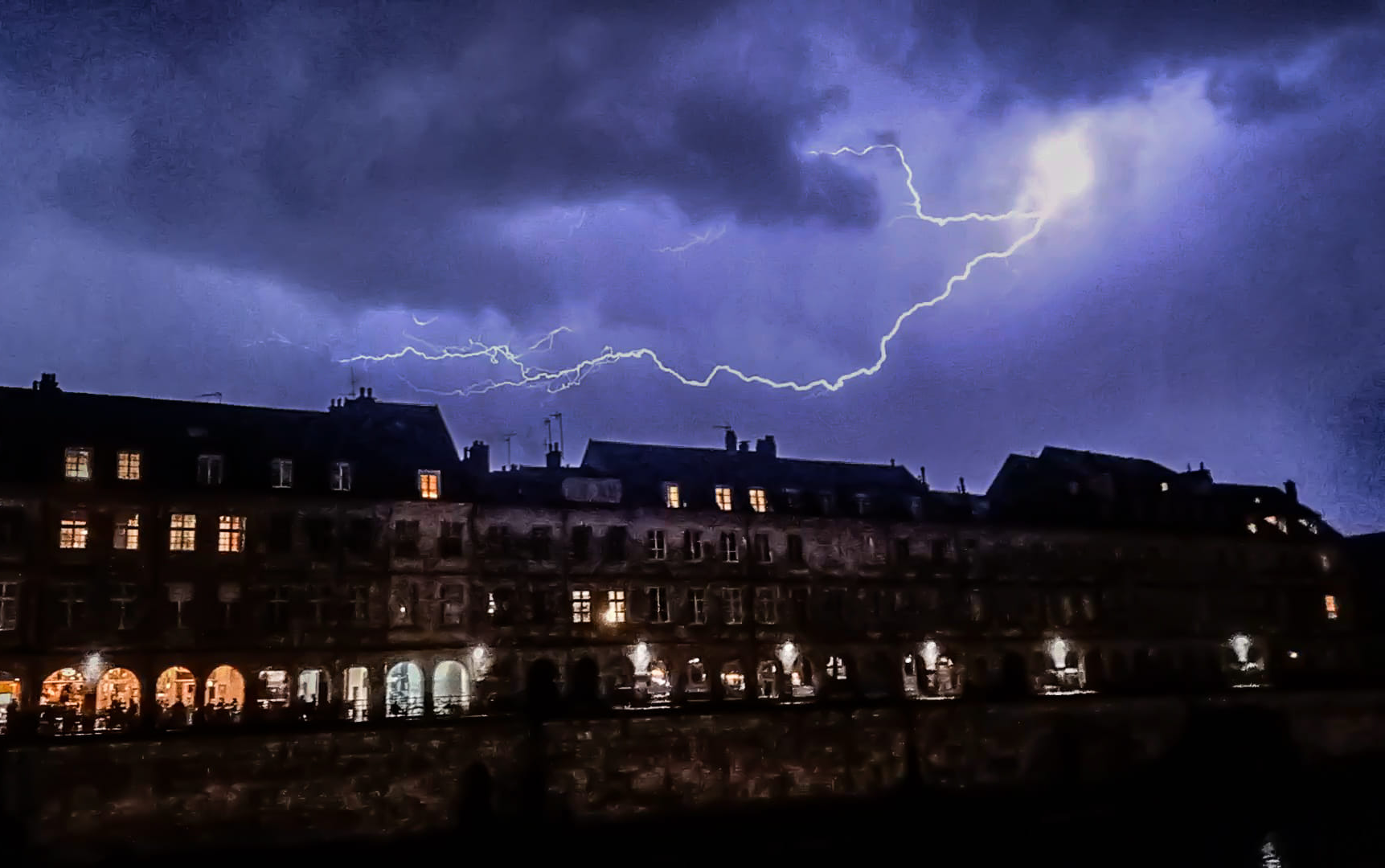 Éclair dans le ciel de Besançon en soirée du vendredi 15 mars 2024