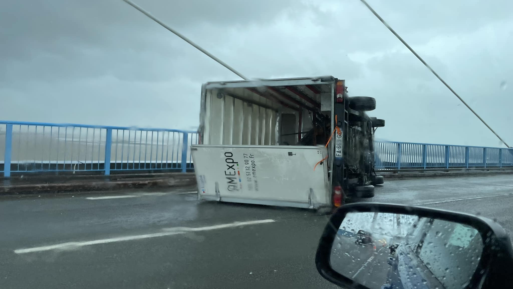 Camion couché par la tempête sur le pont de Saint-Nazaire (44) ce jeudi 28 mars 2024