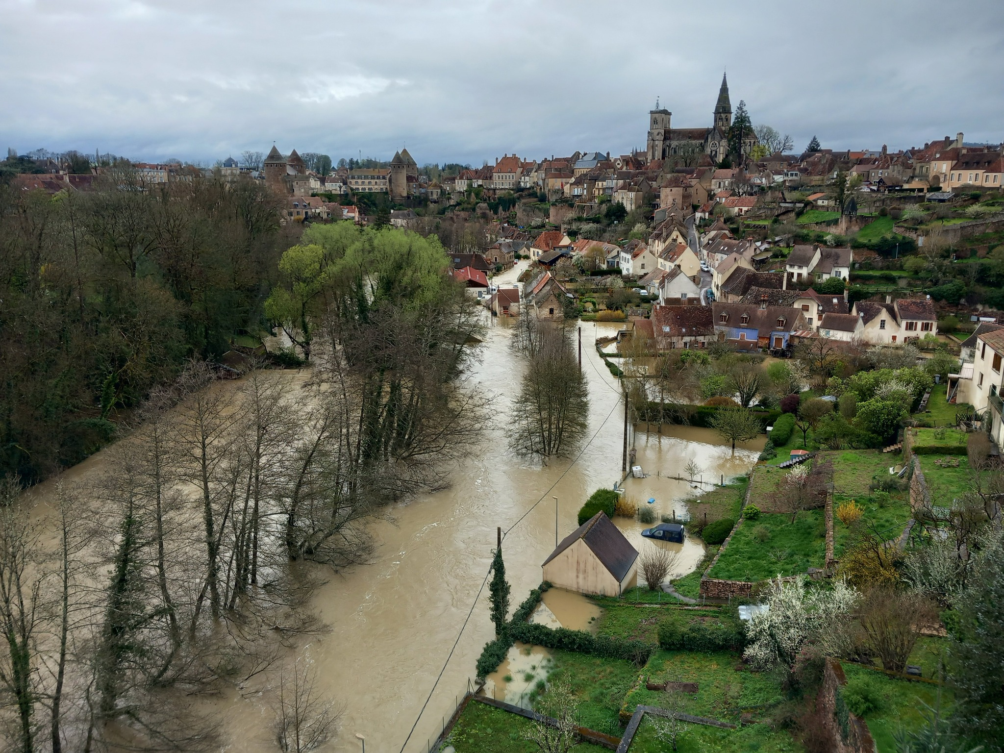 Crue majeure de l'Armançon à Semur-en-Auxois (21) ce lundi 1er avril 2024 