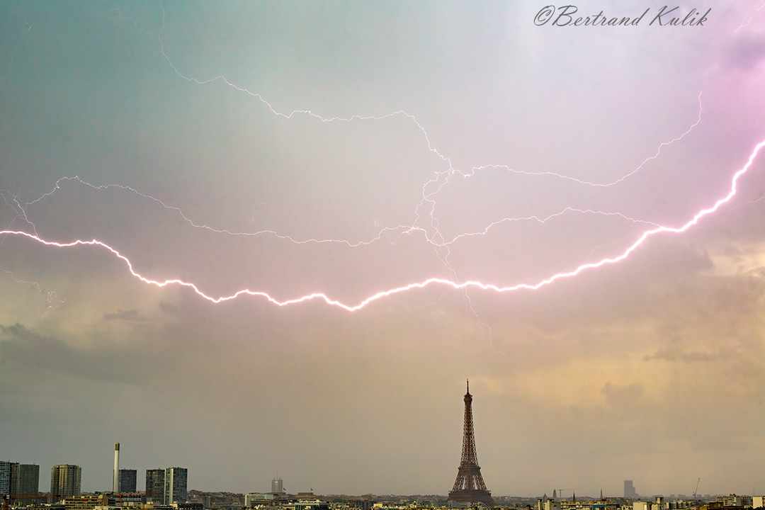 Éclairs dans le ciel de Paris ce dimanche 12 mai 2024