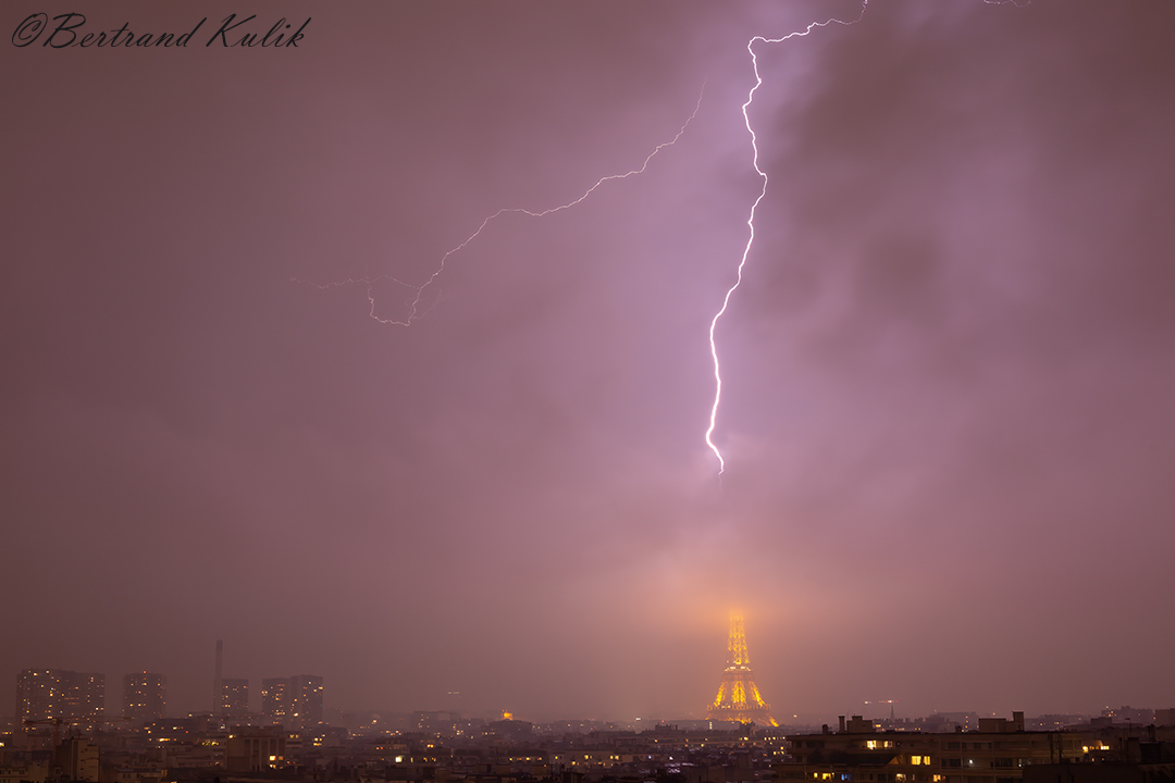 Impact de foudre sur la Tour Eiffel en soirée du mercredi 1er mai 2024