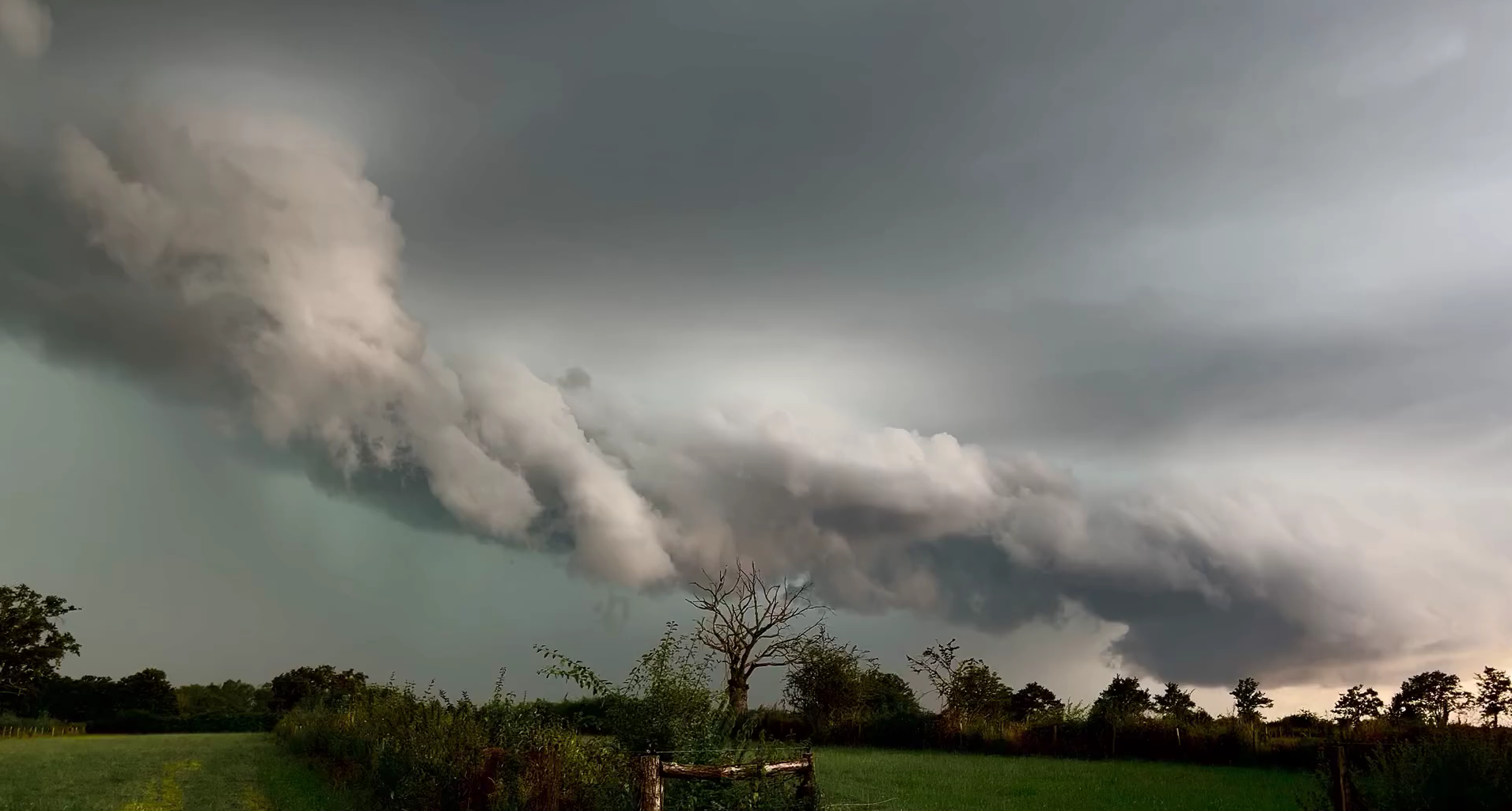 Arrivée de l'orage venteux à Franchesse (03) le samedi 20 juillet 2024