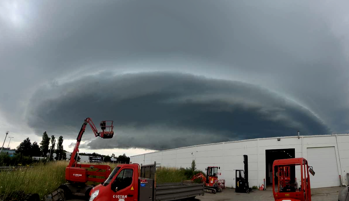 Arcus avant l'orage à Saint-Quentin (02) le mardi 9 juillet 2024 