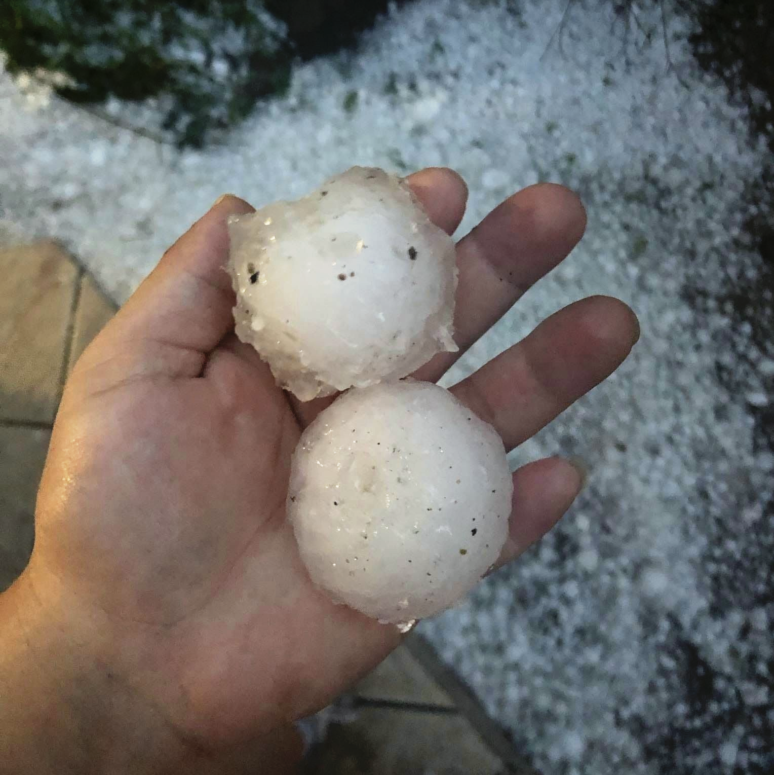 Grêlons de 6 cm de diamètre à Decazeville (12) ce vendredi 12 juillet 2024