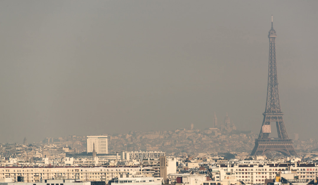 La pollution à l'ozone s'observe par un voile grisâtre à l'horizon