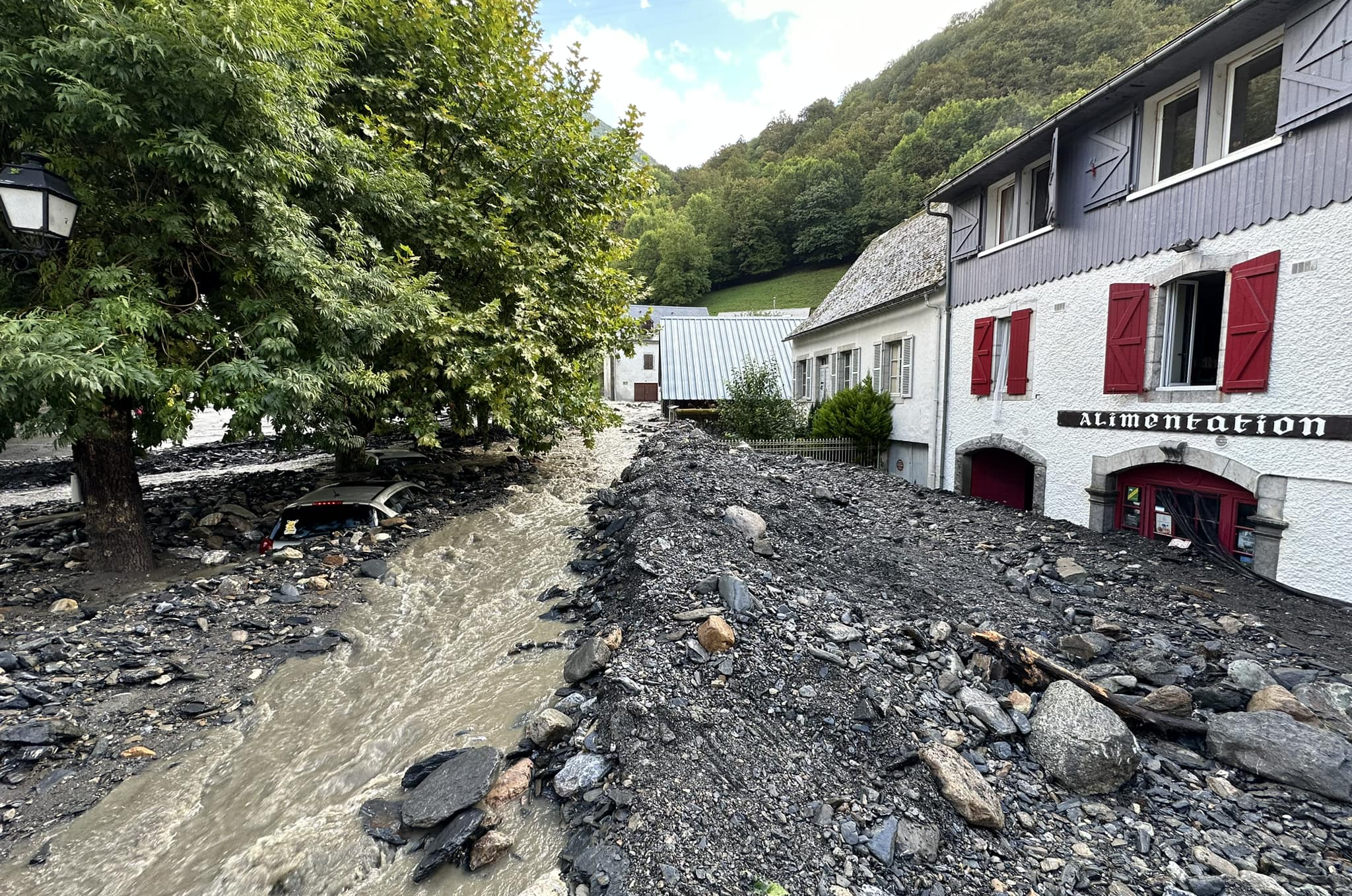 Deux mètres de roche à Etsaut (64) après la crue ce samedi 7 septembre 2024