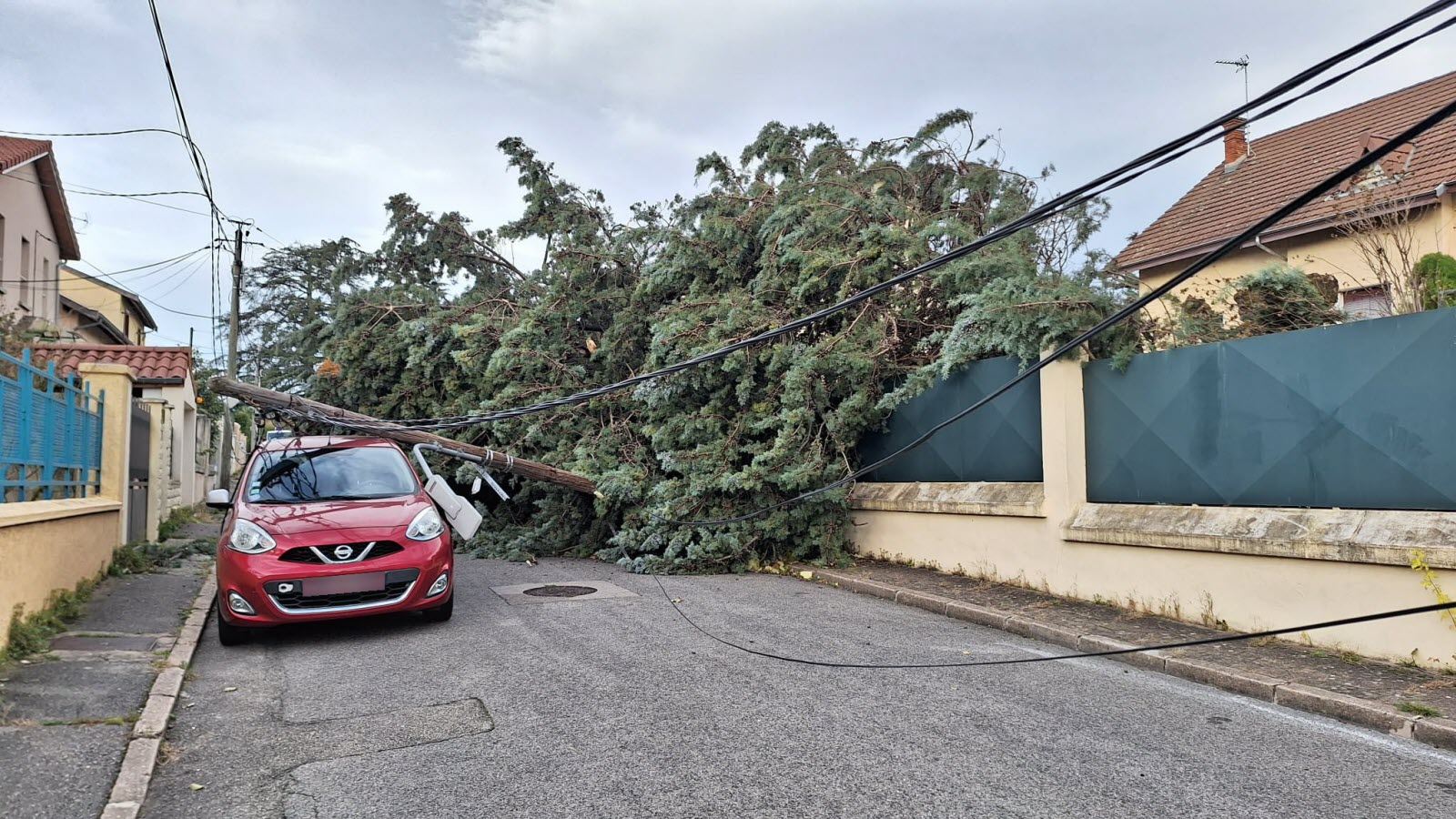 Dégâts de la tempête à Bron (69) ce lundi 25 novembre 2024