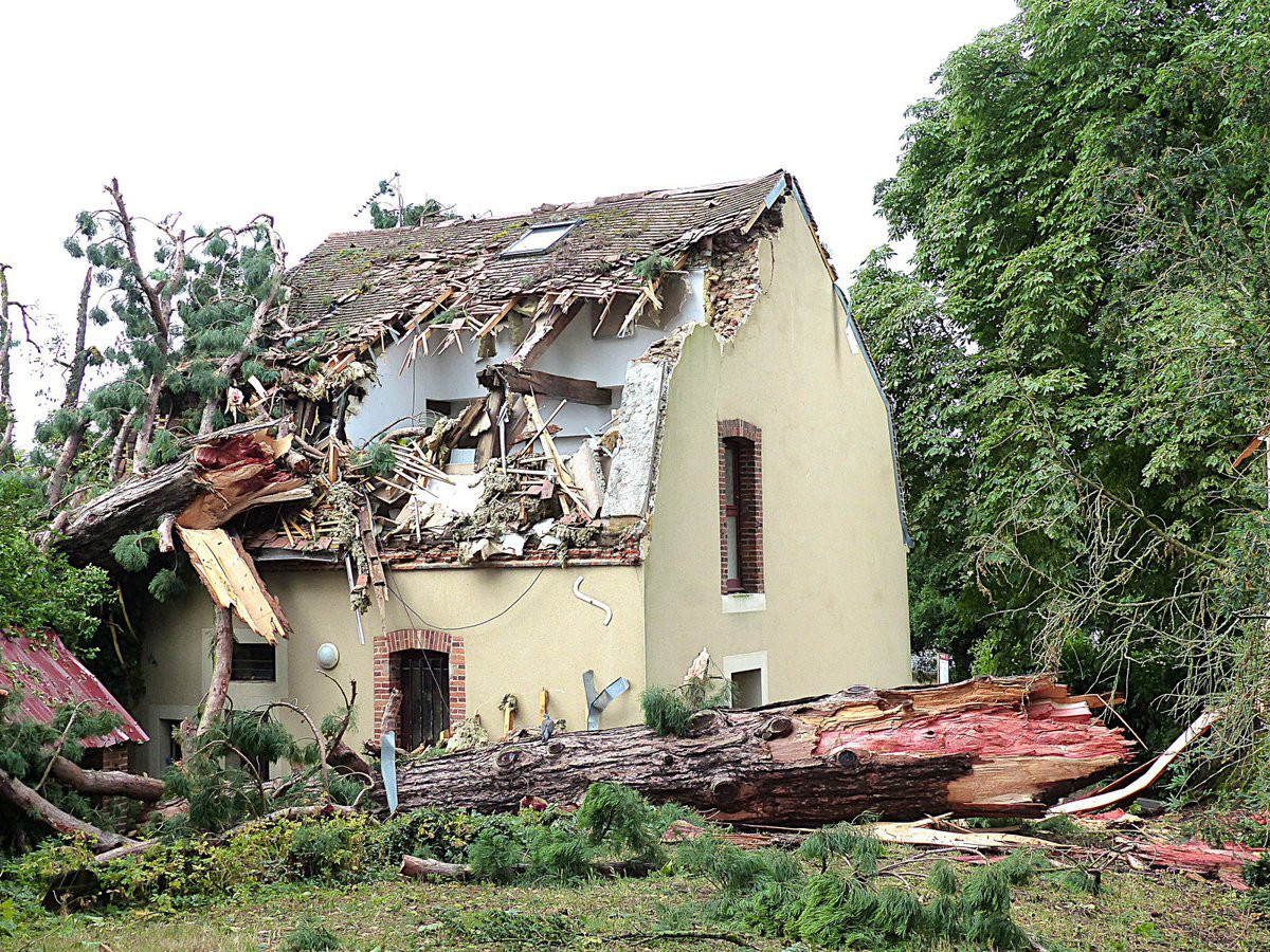 Maison écrasée par la chute d'un arbre à Bourbon-Lancy (71) ce jeudi 26 juin 2025