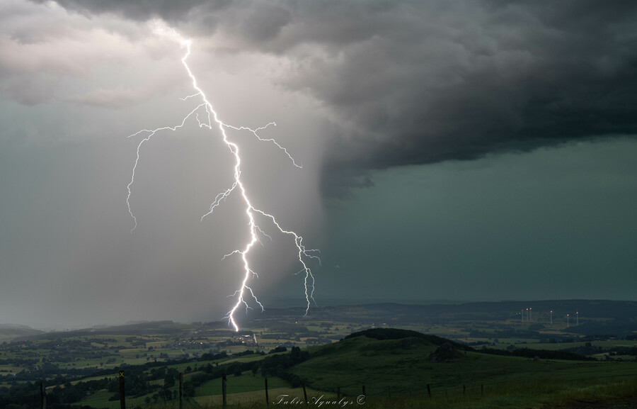 Foudre à l'avant d'un violent orage à Murat-le-Quaire (63) le mercredi 25 juin 2025