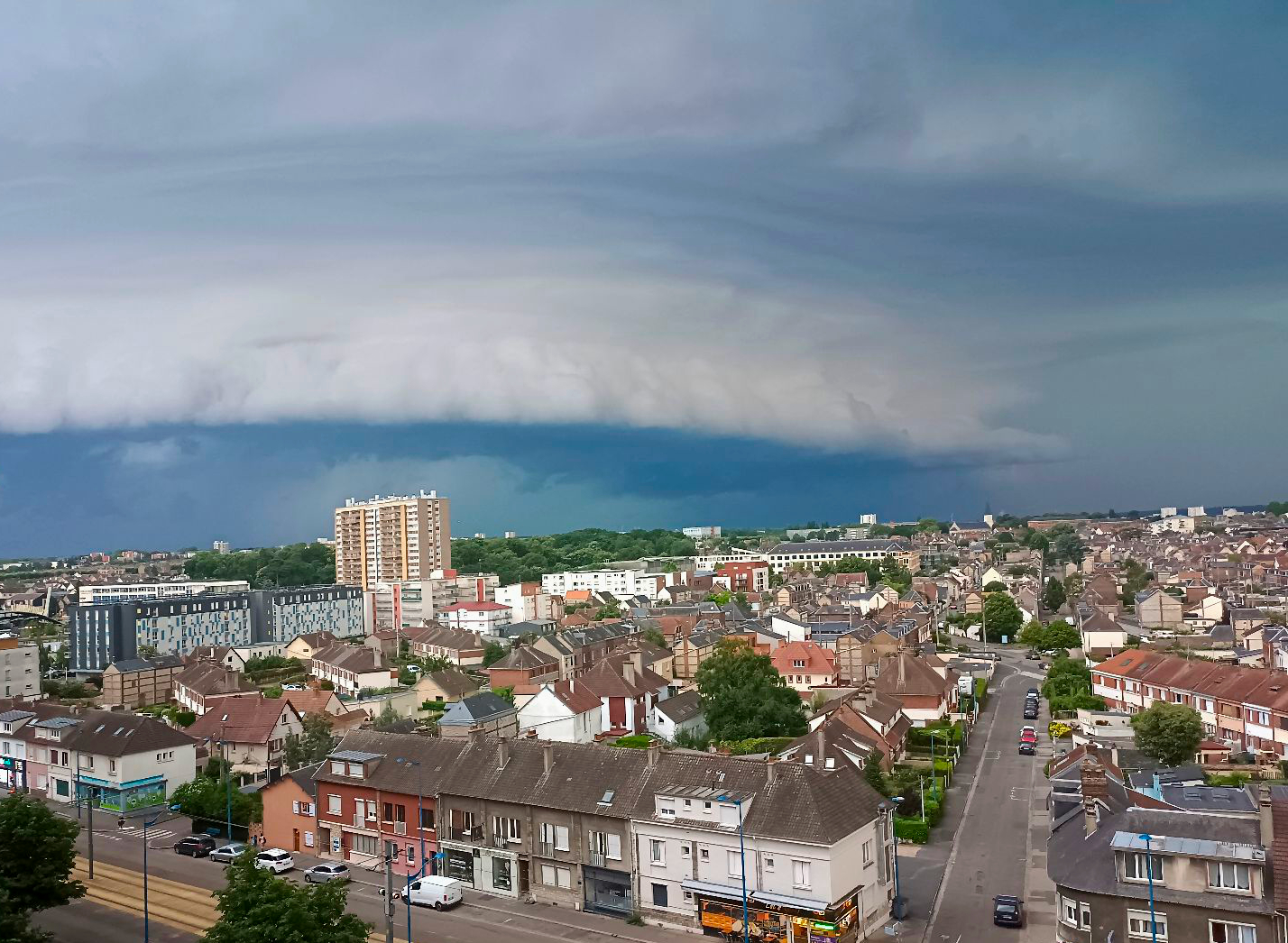 Supercellule avec arcus gagnant Rouen (76) le mercredi 25 juin 2025