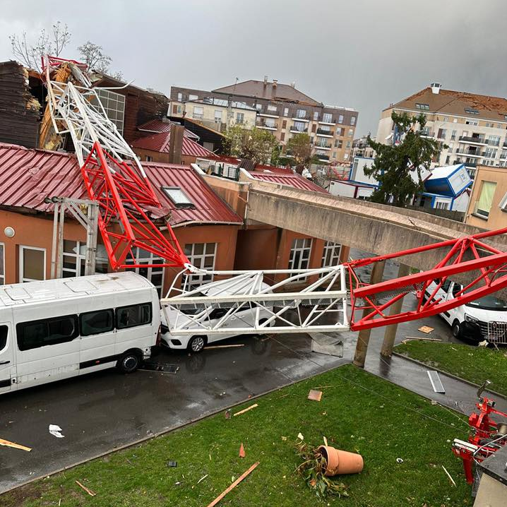 Chute d'une grue sur l'institut médico-éducatif du Clos Fleuri à Ermont (95) ce lundi 20 octobre 2025
