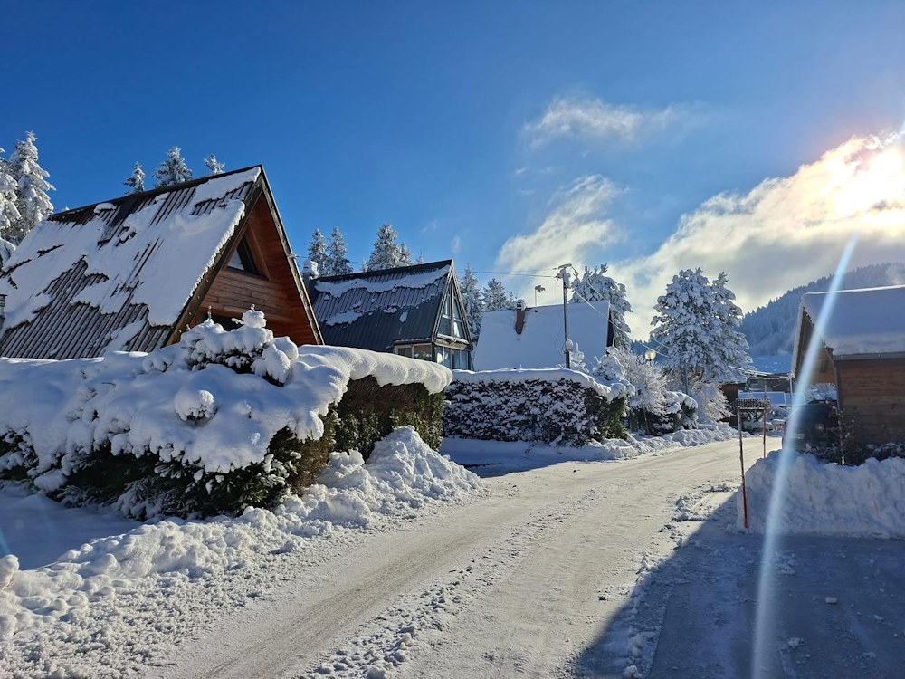 Épais manteau neigeux à Métabief (25) vers 1000m ce jeudi 27 novembre 2025