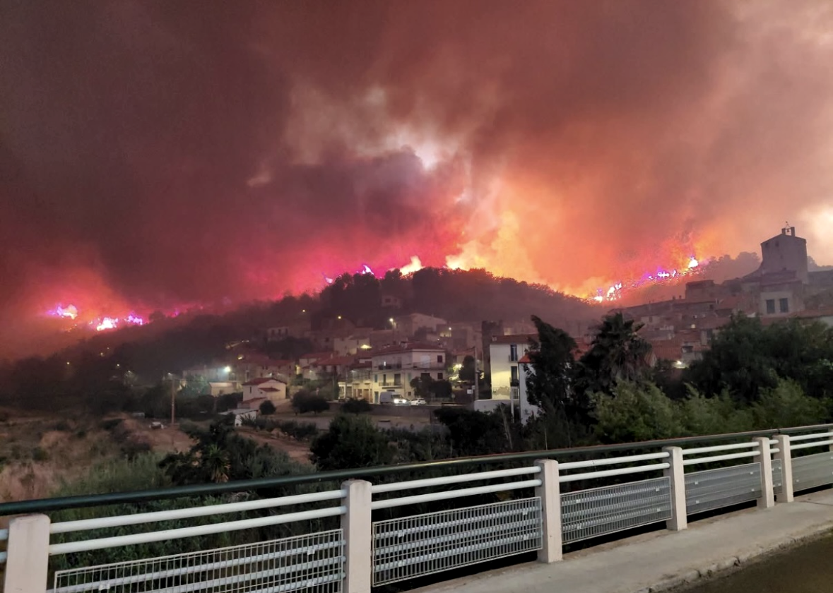 Le village de Bouleternère (66) encerclé par les flammes le soir du dimanche 5 juillet 2026